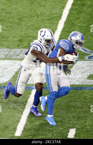 Two Indianapolis Colts fan measures themselves against Indianapolis Colts  linebacker Darius Leonard in Indianapolis Colts City at the NFL team's  football training camp in Westfield, Ind., Saturday, July 31, 2021. (AP  Photo/Michael