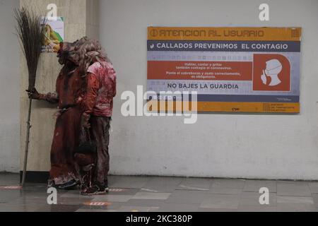 Two people in disguise before boarding a wagon at the Pino Suárez Line 2 metro station in Mexico City, on the occasion of the Day of the Dead in Mexico. (Photo by Gerardo Vieyra/NurPhoto) Stock Photo