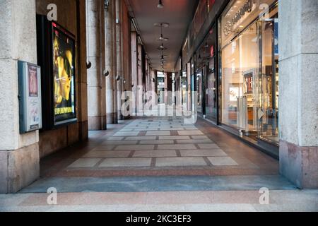 General view of Piazza San Babila during the first day of the new lockdown imposed by Italian Government against Coronavirus (Covid-19) pandemic on November 06, 2020 in Milan, Italy. (Photo by Alessandro Bremec/NurPhoto) Stock Photo