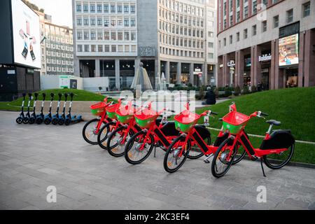 General view of Piazza San Babila during the first day of the new lockdown imposed by Italian Government against Coronavirus (Covid-19) pandemic on November 06, 2020 in Milan, Italy. (Photo by Alessandro Bremec/NurPhoto) Stock Photo