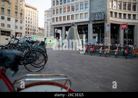 General view of Piazza San Babila during the first day of the new lockdown imposed by Italian Government against Coronavirus (Covid-19) pandemic on November 06, 2020 in Milan, Italy. (Photo by Alessandro Bremec/NurPhoto) Stock Photo