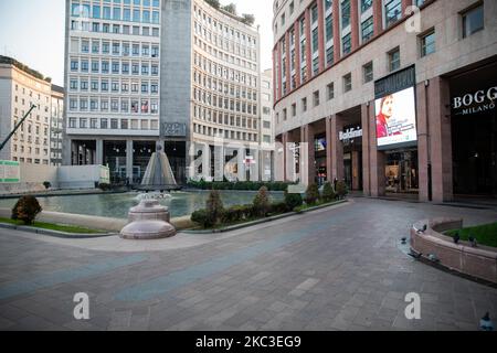 General view of Piazza San Babila during the first day of the new lockdown imposed by Italian Government against Coronavirus (Covid-19) pandemic on November 06, 2020 in Milan, Italy. (Photo by Alessandro Bremec/NurPhoto) Stock Photo