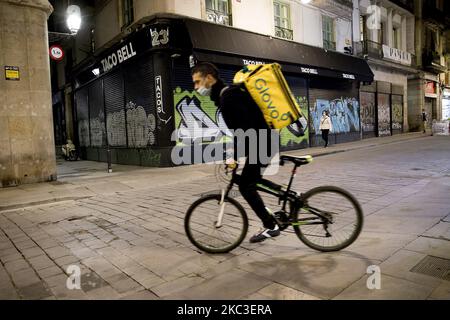 A rider of Glovo working during the Covid-19 / Coronavirus crisis in Barcelona, Catalonia, Spain, on November 6, 2020 (Photo by Albert Llop/NurPhoto) Stock Photo