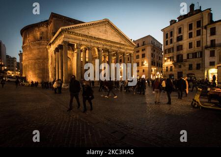 People wear protective masks with little social distance walk at Piazza Della Rotonda ( Pantheon ) during the lockdown imposed to contain the coronavirus pandemic on November 7, 2020 in Rome, Italy. The Italian government has imposed a new regional lockdown from yesterday November 6 until December 3, after a sharp rise in COVID-19 cases. People will only be allowed to be out of the home from 22:00 to 05:00 for work or health reasons. Italy registered over 39,811 new infections and 425 deaths in the last 24 hoursaks. (Photo by Andrea Ronchini/NurPhoto) Stock Photo