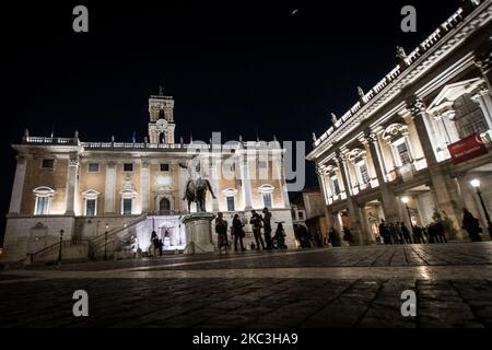 People wear protective masks with little social distance walk at Piazza del Campidoglio during the lockdown imposed to contain the coronavirus pandemic on November 7, 2020 in Rome, Italy. The Italian government has imposed a new regional lockdown from yesterday November 6 until December 3, after a sharp rise in COVID-19 cases. People will only be allowed to be out of the home from 22:00 to 05:00 for work or health reasons. Italy registered over 39,811 new infections and 425 deaths in the last 24 hoursaks. (Photo by Andrea Ronchini/NurPhoto) Stock Photo