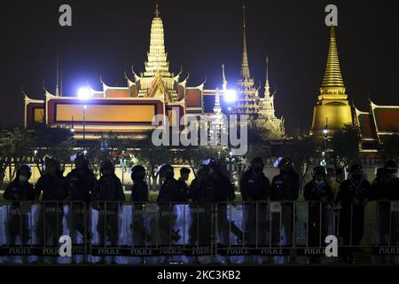 Thai riot-police officers secure the area during pro-democracy protesters demonstration calling for the monarchy reform near the Grand Palace in Bangkok, Thailand, 08 November 2020. (Photo by Anusak Laowilas/NurPhoto) Stock Photo