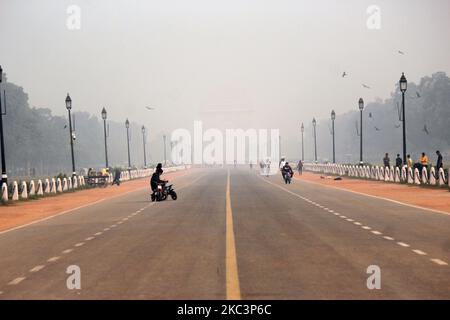 A view of Rajpath under heavy smog conditions near Parliament House in New Delhi on November 9, 2020. The national capital's air quality remained ''severe'' for the fifth consecutive day with AQI reading of 474, with calm wind speed exacerbating the effect of stubble burning. (Photo by Mayank Makhija/NurPhoto) Stock Photo