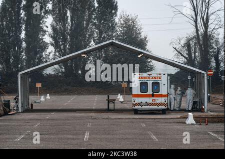 Areu, the Italian Army and the Municipality have set up a medical center in Via Novara in Milan, to visit less serious Covid positive patients directly in an ambulance and divert them to hospitals in Brescia, Lodi and Bergamo. On November 11, 2020 in Milan, Italy.(Photo by Fabrizio Di Nucci/NurPhoto) Stock Photo