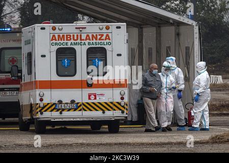 Areu, the Italian Army and the Municipality have set up a medical center in Via Novara in Milan, to visit less serious Covid positive patients directly in an ambulance and divert them to hospitals in Brescia, Lodi and Bergamo. On November 11, 2020 in Milan, Italy.(Photo by Fabrizio Di Nucci/NurPhoto) Stock Photo