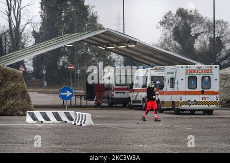 Areu, the Italian Army and the Municipality have set up a medical center in Via Novara in Milan, to visit less serious Covid positive patients directly in an ambulance and divert them to hospitals in Brescia, Lodi and Bergamo. On November 11, 2020 in Milan, Italy.(Photo by Fabrizio Di Nucci/NurPhoto) Stock Photo