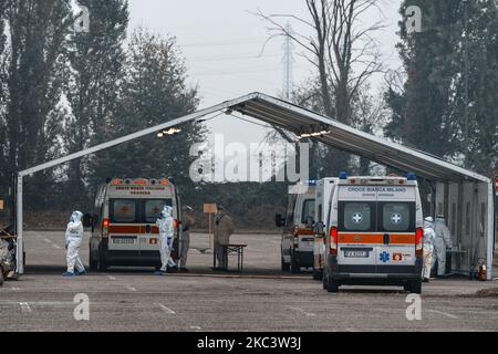 Areu, the Italian Army and the Municipality have set up a medical center in Via Novara in Milan, to visit less serious Covid positive patients directly in an ambulance and divert them to hospitals in Brescia, Lodi and Bergamo. On November 11, 2020 in Milan, Italy.(Photo by Fabrizio Di Nucci/NurPhoto) Stock Photo