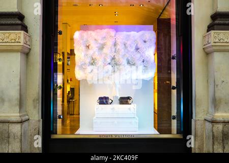 A Louis Vuitton shop window decorated for the Christmas season in Galleria Vittorio Emanuele in Milan, Italy, November 13 2020. Italian Prime Minister Giuseppe Conte has issued a nationwide curfew and Italian regions worst hit by coronavirus entered a new lockdown on November 6. Residents in the red zone regions: Calabria, Lombardy, Piedmont and Val d'Aosta may only leave home for essential activities. (Photo by Mairo Cinquetti/NurPhoto) Stock Photo