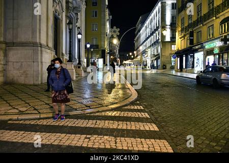 People wearing mask of protection walk around Chiado District, Lisbon, November 14, 2020. The new coronavirus has already infected at least 95,632 men and 115,634 women in Portugal. Among the deadly victims are 1,685 men and 1,620 women. The highest number of deaths is still concentrated in people over 80 years old. (Photo by Jorge Mantilla/NurPhoto) Stock Photo