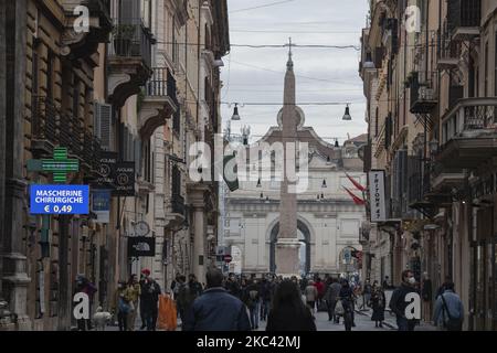 People near Via del Corso , in Rome, Italy, on November 14, 2020 (Photo by Riccardo Fabi/NurPhoto) Stock Photo