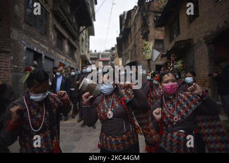 Newari people dance in a traditional tunes along with the face mask during the parade of Nhu Dan the Newari New Year, which falls on Tihar or Deepawali and Dewali “Festival of Lights” at Kirtipur, Kathmandu, Nepal on Monday, November 16, 2020. Only limited numbers of people from Newar community joined due to covid pandemic in Newari New Year 1141 parade. (Photo by Narayan Maharjan/NurPhoto) Stock Photo