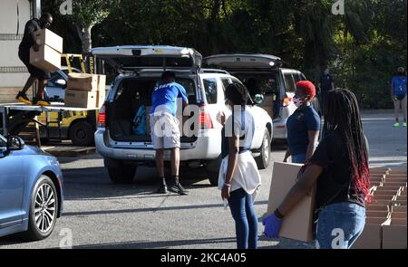 Volunteers distribute food to the needy donated by the Second Harvest Food Bank of Central Florida and the City of Orlando at Jones High School on November 20, 2020 in Orlando, Florida. With the approach of Thanksgiving, thousands of families in the Orlando area are in need of food assistance due to massive layoffs in local theme parks and the tourist industry. (Photo by Paul Hennessy/NurPhoto) Stock Photo