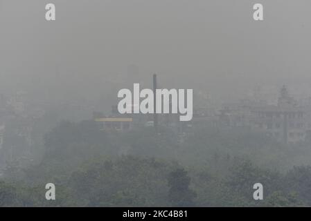 Air pollution amid coronavirus emergency in Kolkata, India, 21 November, 2020. AQI level in Kolkata is 200 approximately according to an Indian media report. (Photo by Indranil Aditya/NurPhoto) Stock Photo