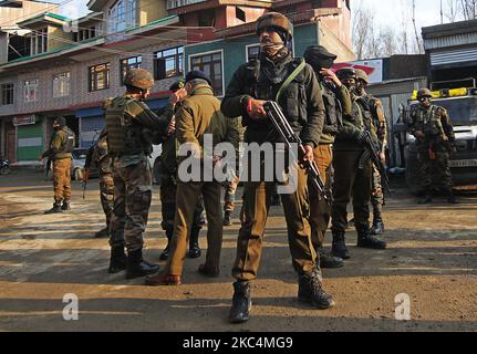 Indian soldiers arrive at the site of attack at HMT area of Srinagar,Kashmir on November 26,2020.Inspector General of Police Kashmir range Vijay Kumar said that three militants carried of the attack on army soldiers at HMT Srinagar killiing two army soldiers. (Photo by Faisal Khan/NurPhoto) Stock Photo