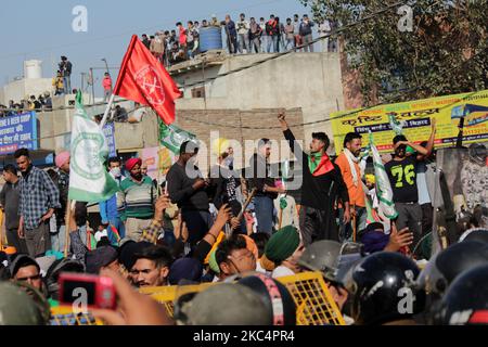 Farmers shout slogans as they protest against the Centre's new farm laws at Singhu border near Delhi, India on November 27, 2020. Farmers from Haryana and Punjab are scheduled to reach the national capital through five highways connecting the city as part of their 'Delhi Chalo' march call. (Photo by Mayank Makhija/NurPhoto) Stock Photo