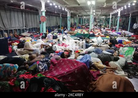 People sleep on the deck of a passenger ferry as they traveling from Dhaka to southern part, in Barishal, Bangladesh on November 28, 2020. (Photo by Rehman Asad/NurPhoto) Stock Photo