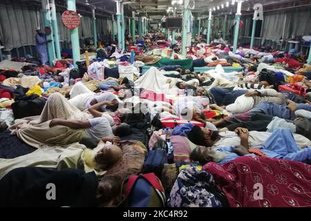 People sleep on the deck of a passenger ferry as they traveling from Dhaka to southern part, in Barishal, Bangladesh on November 28, 2020. (Photo by Rehman Asad/NurPhoto) Stock Photo