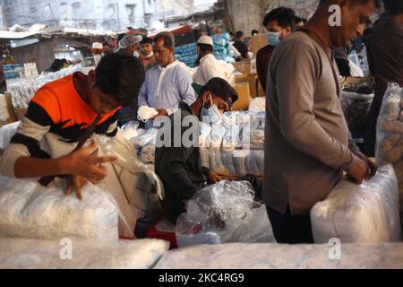 Vendors waits for customer at a wholesale market of mask amid Covid-19 pandemic in Dhaka, Bangladesh on Saturday, November 28, 2020. (Photo by Syed Mahamudur Rahman/NurPhoto) Stock Photo