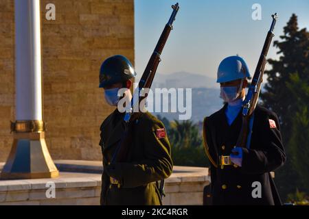 Turkish soldiers wearing protective face masks march during a change of guards at Anitkabir, the mausoleum of modern Turkey's founder Mustafa Kemal Ataturk, on November 28, 2020 in Ankara, Turkey. (Photo by Altan Gocher/NurPhoto) Stock Photo