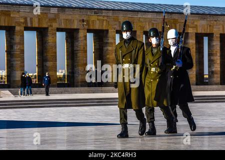 Turkish soldiers wearing protective face masks march during a change of guards at Anitkabir, the mausoleum of modern Turkey's founder Mustafa Kemal Ataturk, on November 28, 2020 in Ankara, Turkey. (Photo by Altan Gocher/NurPhoto) Stock Photo