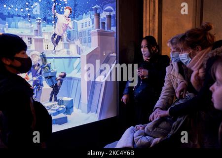 People watching the famous Chrismast display of the printemps shop in Paris, on sunday november 29, 2020. On this first week end of deconfinement, the non essential shops were allowed to reopen their doors. (Photo by Adnan Farzat/NurPhoto) Stock Photo