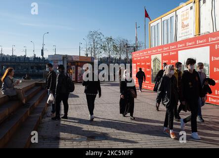Daily life in Istanbul, Turkey on December 11, 2020. As part of the measures against the spread of COVID-19, Turkish government ordered all restaurants and cafes to switch to takeaway and delivery service. People mostly socialize and spend their free time at the seasides. (Photo by Erhan Demirtas/NurPhoto) Stock Photo