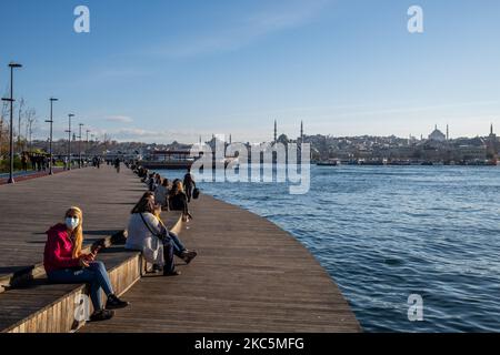 Daily life in Istanbul, Turkey on December 11, 2020. As part of the measures against the spread of COVID-19, Turkish government ordered all restaurants and cafes to switch to takeaway and delivery service. People mostly socialize and spend their free time at the seasides. (Photo by Erhan Demirtas/NurPhoto) Stock Photo
