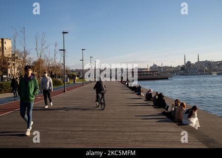 Daily life in Istanbul, Turkey on December 11, 2020. As part of the measures against the spread of COVID-19, Turkish government ordered all restaurants and cafes to switch to takeaway and delivery service. People mostly socialize and spend their free time at the seasides. (Photo by Erhan Demirtas/NurPhoto) Stock Photo