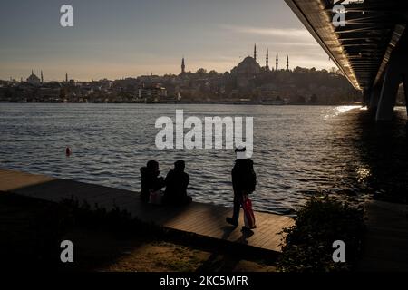 Daily life in Istanbul, Turkey on December 11, 2020. As part of the measures against the spread of COVID-19, Turkish government ordered all restaurants and cafes to switch to takeaway and delivery service. People mostly socialize and spend their free time at the seasides. (Photo by Erhan Demirtas/NurPhoto) Stock Photo