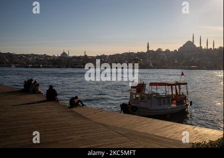 Daily life in Istanbul, Turkey on December 11, 2020. As part of the measures against the spread of COVID-19, Turkish government ordered all restaurants and cafes to switch to takeaway and delivery service. People mostly socialize and spend their free time at the seasides. (Photo by Erhan Demirtas/NurPhoto) Stock Photo