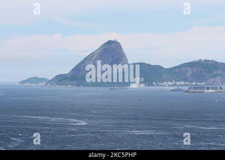 wide view with Sugarloaf Mountain in the background in Rio de Janeiro, Brazil, on December 12, 2020. The waters of Guanabara Bay are very important for the economy of Brazil. Through them, cargo ships transport billions of dollars annually in products for import and export. (Photo by Luiz Souza/NurPhoto) Stock Photo