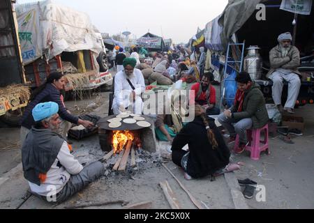 Farmers prepare 'roti' (Indian bread) at the site of a protest against the newly passed farm bills at Singhu border near New Delhi, India on December 14, 2020. (Photo by Mayank Makhija/NurPhoto) Stock Photo