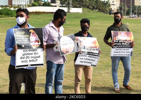 Members of Sri Lanka Thawheed Jamaath (SLTJ), an Islamic organization holds placards During Protest they demanding burial rights for Muslims who die of COVID 19 near Colombo, Sri Lanka on December 16, 2020. (Photo by Akila Jayawardana/NurPhoto) Stock Photo