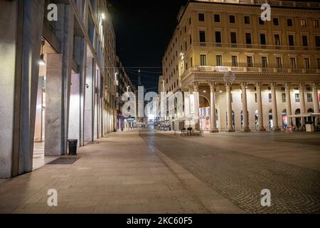 General view of Corso Vittorio Emanuele II at night during the new Lockdown in Lombardy red zone imposed by Italian Government against Coronavirus (Covid-19) pandemic on November 17, 2020 in Milan, Italy. (Photo by Alessandro Bremec/NurPhoto) Stock Photo