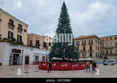 People walking in front of the Christmas tree in Piazza del