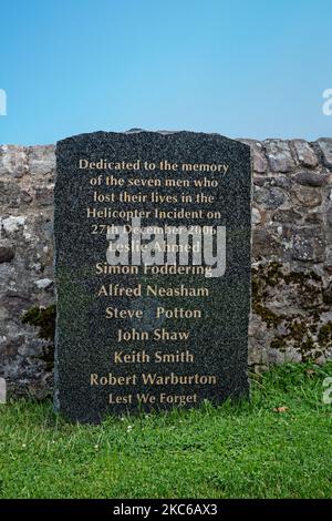 Memorial stone to seven men killed in a Helicopter incident 27 December 2006 Stock Photo