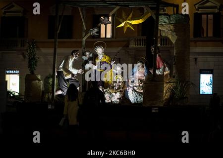 People walk in Rome, Italy, on the last day of holiday shopping, on December 23, 2020. Italian government has ordered a partial nationwide shutdown starting Dec. 24 for most of the holiday season due the coronavirus emergency. (Photo by Andrea Ronchini/NurPhoto) Stock Photo