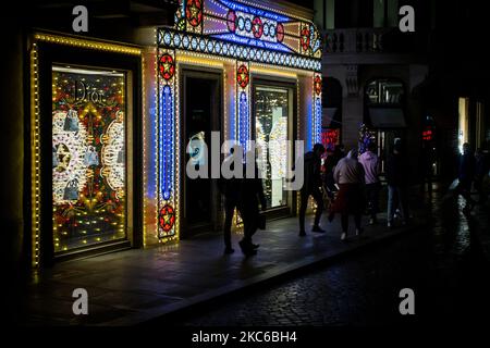 People walk in Rome, Italy, on the last day of holiday shopping, on December 23, 2020. Italian government has ordered a partial nationwide shutdown starting Dec. 24 for most of the holiday season due the coronavirus emergency. (Photo by Andrea Ronchini/NurPhoto) Stock Photo
