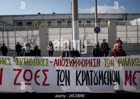The Greek opposition of SYRIZA protest front of Koridallos prisons for support to the prisoners, for better health measures for Coronavirus (Covid-19) in Athens, Greece on December 23, 2020. (Photo by Nikolas Kokovlis/NurPhoto) Stock Photo