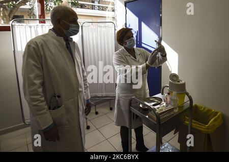 Healthcare workers carry out a demonstration of the vaccination process during a media tour at a vaccination centre, amid the coronavirus disease (COVID-19) pandemic, in Athens, Greece, December 23, 2020. (Photo by Dimitris Lampropoulos/NurPhoto) Stock Photo