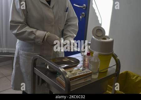A nurse carry out a demonstration of the vaccination process during a media tour at a vaccination centre, amid the coronavirus disease (COVID-19) pandemic, in Athens, Greece, December 23, 2020. (Photo by Dimitris Lampropoulos/NurPhoto) Stock Photo