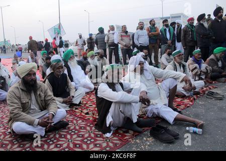 Farmers listen to a speaker at Ghazipur protest site against the newly passed farm bills at Delhi-Uttar Pradesh border on the outskirts of New Delhi, India on December 26, 2020. Tens of thousands of farmers have been protesting at key entry points to the national capital for 31 days. (Photo by Mayank Makhija/NurPhoto) Stock Photo