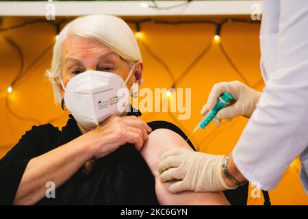 92 years old Gertrud Vogel is the first receives her vaccination on the first day of Covid-19 vaccinations in Cologne nursing center. (Photo by Ying Tang/NurPhoto) Stock Photo