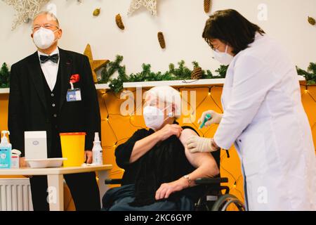 92 years old Gertrud Vogel is the first receives her vaccination on the first day of Covid-19 vaccinations in Cologne nursing center. (Photo by Ying Tang/NurPhoto) Stock Photo