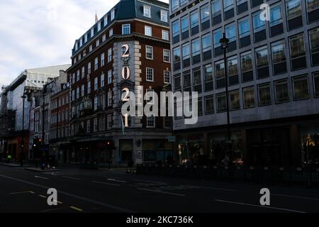 General view of the near empty Mayfair, during the first week of the third national tier-5 national lockdown, announced to fight the spike of Covid-19 putbreak, in London on January 7, 2021. The UK aims to vaccinate all over-70s, front-line health workers, and the most clinically vulnerable by mid February, when its current lockdown rules will be reviewed. That would require around 13 million covid-19 vaccinations. As of Tuesday, the country had vaccinated more than 1.3 million people. (Photo by Alberto Pezzali/NurPhoto) Stock Photo