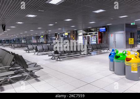 Empty corridors are seen arriving at Krakow Balice Airport as many International flights are canceled due to increased number of Covid-19 cases in Europe Krakow, Poland on January 8, 2021. The airline industry has been badly hit after the global Coronavirus lockdown cut most international passenger flights. (Photo by Dominika Zarzycka/NurPhoto) Stock Photo